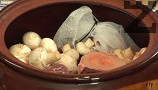 Нарязваме морковите на колелца, гъбите - на едро /по-малките оставяме цели/, поставяме и целите скилидки чесън.