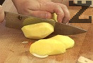 Добавяме нарязаната на кубчета целина, едрите парчета кромид лук и картофите, нарязани на четвъртинки.