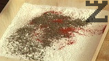 Към брашното добавяме подправките, разбъркваме добре, поръсваме със сол.