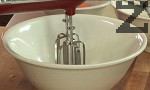 Отделяме жълтъците и белтъците. На по-високи обороти разбиваме белтъците, постепенно прибавяме захарта.