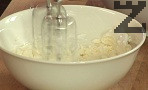 В отделна купа разбиваме за кратко крема сиренето. Постепенно наливаме прясното мляко.