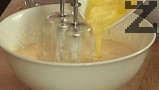 Поливаме на части разтопеното краве масло и отделените жълтъци. Разбиваме на ниски обороти.