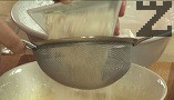 Прибавяме лимонов сок, през цедка поръсваме със сол, брашно и нишесте.