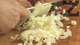 Нарязваме лука на ситно, задушаваме го за кратко, заедно с нарязаните на едро скилидки чесън.