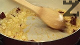Прибавяме и сушените чушки, запържваме около 1 мин.
