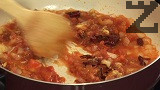 Добавяме доматеното пюре и нарязаните на дребно стерилизирани домати. Натрошаваме кубчето пилешки бульон, задушаваме на бавен огън под капак около 5-6 мин., докато омекне лука.