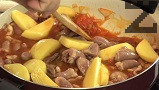 Прибавяме сърчицата и нарязаните на едро картофи, поръсваме със захар. Наливаме малко вода, варим още 20-30 мин. под капак. Преди поднасяне поръсваме с риган.