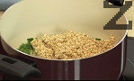 Прехвърляме киноата, разбъркваме, изчакваме да се позапържат продуктите. Посоляваме, прибавяме нарязаните на дребно домати. След няколко секунди наливаме 400 мл гореща вода. Поръсваме с червен пипер, варим в продължение на 10-15 мин.