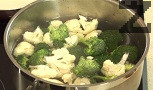 Поръсваме с щипка захар. След 30 сек. охлаждаме зеленчуците в ледено студена вода.