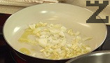 Приготвяме соса. Наситняваме скилидките чесън и лука, задушаваме ги за кратко в сгорещен зехтин.