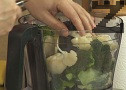 Прехвърляме охладените броколи и карфиол в пасатор. Поливаме със сметаната, посоляваме, прибавяме жълтъците и кашкавала.