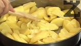 Нарязваме картофите на едро, поставяме ги на дъното на намаслена тава за печене. Посоляваме, поливаме с олио, прибавяме останалото омекнало масло, разбъркваме.
