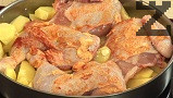 Отгоре нареждаме парчетата пиле, като ги поставяме с кожата нагоре. Наливаме 200 мл студена вода, завиваме с алуминиево фолио. Поставяме в силно загрята фурна, печем 90 мин. на 200 градуса., като в последните 15 мин. отстраняваме фолиото. Печем, докато месото хване коричка.