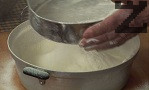 Пресяваме брашното.