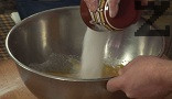 В купа счукваме яйцата, разбиваме ги, заедно със захарта и ванилията.