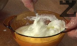 В киселото мляко загасяваме предварително смесените два вида сода.