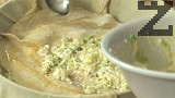Поливаме с 3-4 с.л. олио, слагаме първата печена кора, разпределяме част от плънката. По същия начин редуваме до изчерпване на печените кори и плънката, като завършваме с праз.