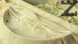 Двете слепени питки разточваме на тънък лист, с който покриваме тавата.