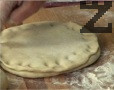 Слепваме краищата на двете купчинки, като притискаме леко с пръсти. Оставяме ги да починат за около 10 мин.