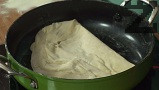 Петте по-малки топчета разточваме на тънки кори с диаметър 40 см. Запичаме ги леко и от двете страни.