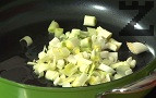Нарязваме праза на ситно, задушаваме го в 3 с.л. сгорещена мазнина.