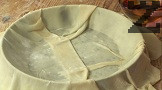 Трите слепени питки разточваме на много тънка кора. Прехвърляме я в намаслена тава с диаметър 40 см, като оставяме краищата извън съда за печене.