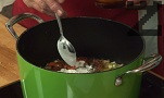 Поръсваме с подправките, добавяме размитото брашно. Разбъркваме добре.