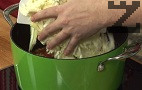 Слагаме и зелето, нарязано на ивици.