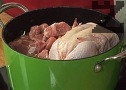 Нарязваме овнешкото месо на късчета, прибавяме и цялото пиле, при нужда доливаме още вода. Поръсваме с наситнения магданоз. Варим до пълното омекване на месото, след което нарязваме пилето на порции.