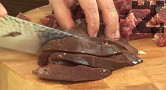 Обезкостяваме месото, нарязваме го на малки късчета. Наситняваме и дреболиите, като отстраняваме аортата на сърцето.
