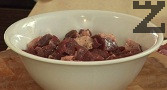 Прехвърляме в купа, заедно с месото. Поръсваме с продуктите за маринатата. Втриваме добре в месото, оставяме го настрани за 10-15 мин.