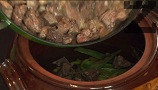 След като месото се зачерви, го прехвърляме при чушките.