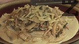 Прехвърляме в гореща чиния, и по желание се поръсва с настърган кашкавал за да се разтопи.