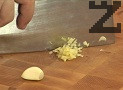Нарязваме пресния джинджифил и чесъна на много ситно, моркова - на тънки колелца, а чушката - на парчета.
