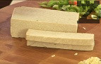 Наситняваме зелената част на стръковете пресен чесън, а натуралното соево сирене режем на малки кубчета.
