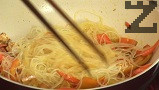 Прехвърляме отцедените спагети, разбъркваме за кратко.