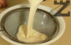 Прецедете течността през фина цедка.