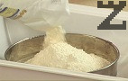 Пресяваме брашното, поръсваме със сол. Оформяме кладенче, в него слагаме стритата мая и захарта.