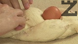 Подреждаме ги един до друг, сплитаме на плитка. Оформяме три гнезда, във всяко едно от които поставяме сурово яйце.