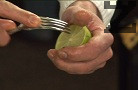 Размесваме с ръце, поливаме със сока от лайм.
