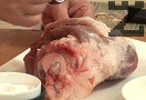 Отстраняваме кожата на джолана, поръсваме със сол, втриваме добре.