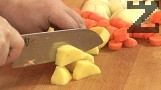 Нарязваме на едро лука и картофите, а морковите – на колелца.