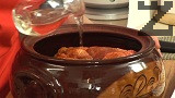 Прехвърляме джолана, поливаме с бяло вино и топла вода, колкото да покрием 1/3 от съда. Поставяме глинения съд в студена фурна. Печем на 200 градуса до зачервяване. След това намаляваме на 120 градуса и печем 3 часа. Махаме капака и печем още 30 мин., докато месото получи загар.