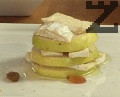 По същия начин редим до изчерпване на продуктите, като не поставяме повече мед. Отстрани поръсваме с орехови ядки и стафиди. Предястието е подходящо за бяло вино.