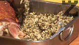 Поливаме печеното агнешко месо със соса, който се е отделил при печенето. Около бутчето разпределяме дробинето, запичаме за още 30 мин. на същата температура.