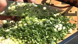 Приготвяме дробинето. Нарязваме лука на ситно, а пресните гъби - на парченца. Поставяме лука в загрята мазнина, пържим на по-ниска температура за кратко.