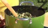 Добавяме ориза, размесваме с останалите продукти. Поръсваме със сол, черен и червен пипер, разбъркваме добре.