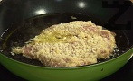 В купа смесваме настърганите кашкавал и пармезан. Овалваме филето последователно в брашно, яйца и кашкавалената панировка. В тиган загряваме зехтин, изпържваме филето и от двете страни на бавен огън.