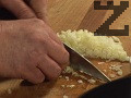 Приготвяме соса. Нарязваме лука на кубчета, наситняваме чесъна, запържваме ги в сгорещена мазнина.