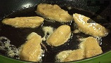 Нарязваме банана на филийки, овалваме го в брашно, яйца и кашкавалена панировка. Пържим за кратко в мазнината от пилешкото филе.